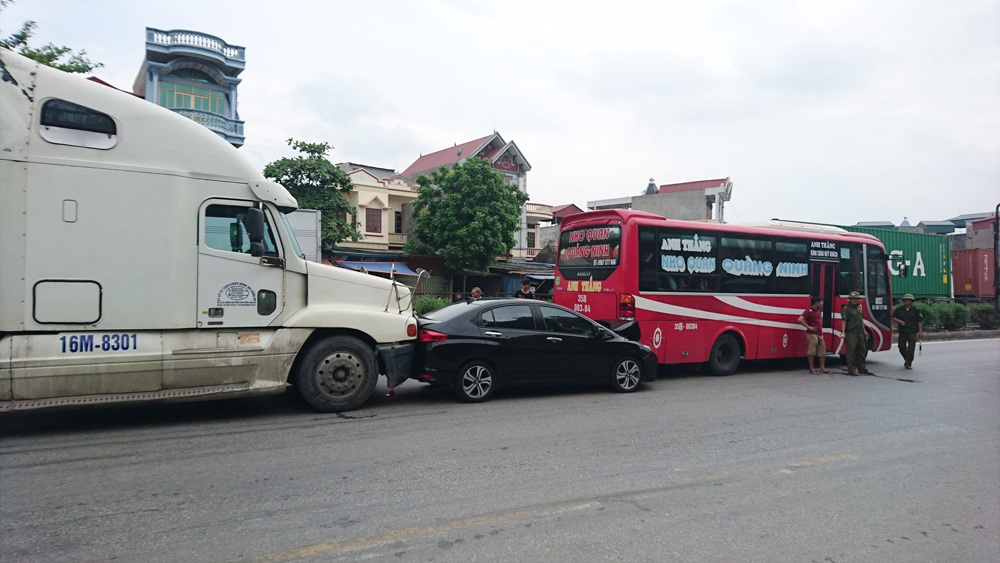 Ô tô "rúc" vào gầm xe khách, quốc lộ 5 ùn tắc kéo dài - 1 Hiện trường vụ tai nạn.