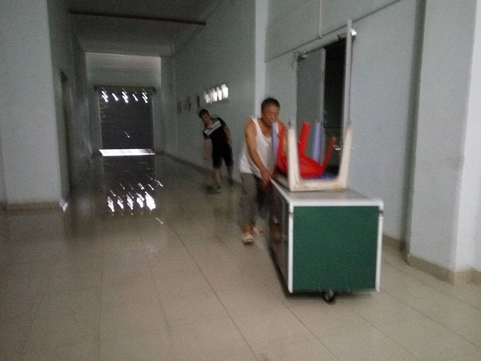 Hà Nội: Chung cư vỡ bể nước trên tầng thượng, thang máy “tê liệt” - 2 Cư dân tòa nhà vội sơ tán đồ đạc.