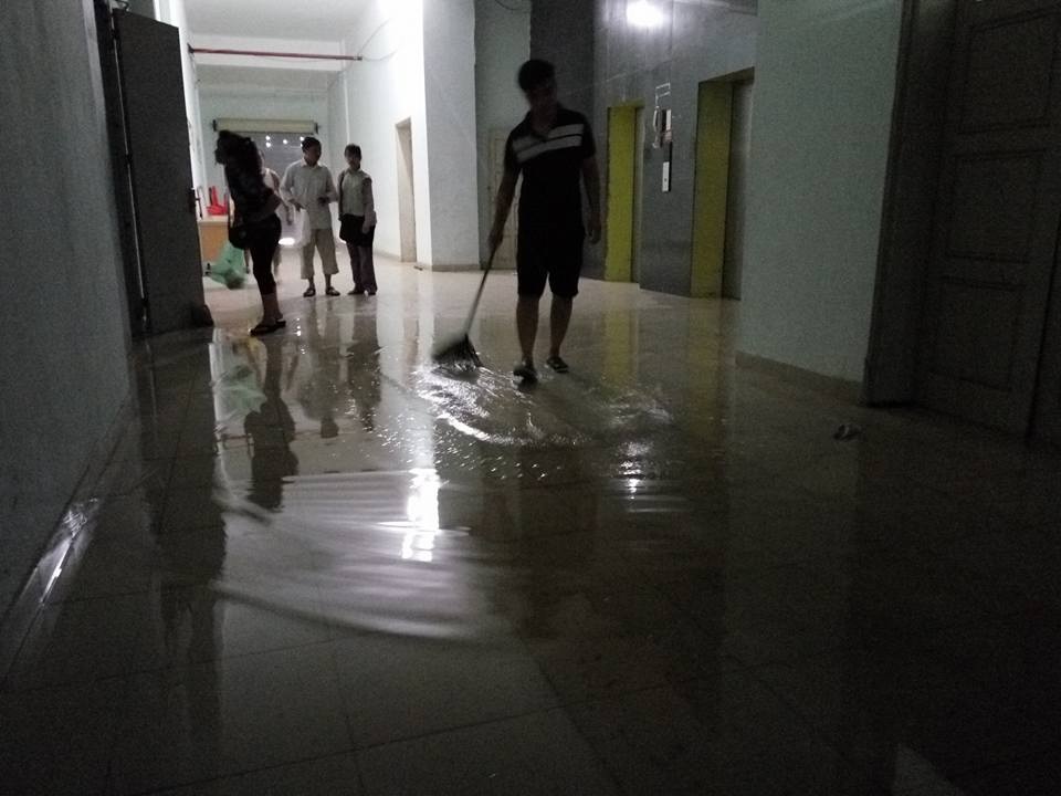 Hà Nội: Chung cư vỡ bể nước trên tầng thượng, thang máy “tê liệt” - 1 Nước chảy lênh láng khắp tòa nhà.