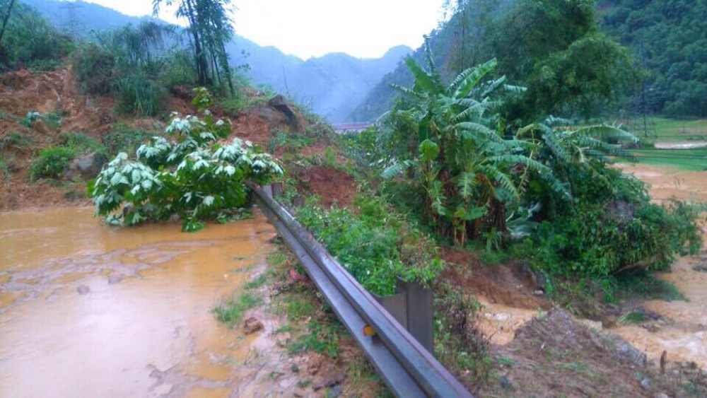 Đất, đá đã chặt đứt 1 đoạn đường trên quốc lộ 6, giao thông tê liệt ít nhất 2 ngày.