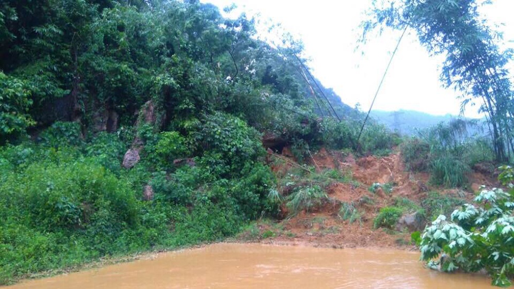 Đất, đá đã ngậm đủ nước sau trận mưa lớn kéo dài, độ kết dính kém là nguyên nhân dẫn đến sạt lở.