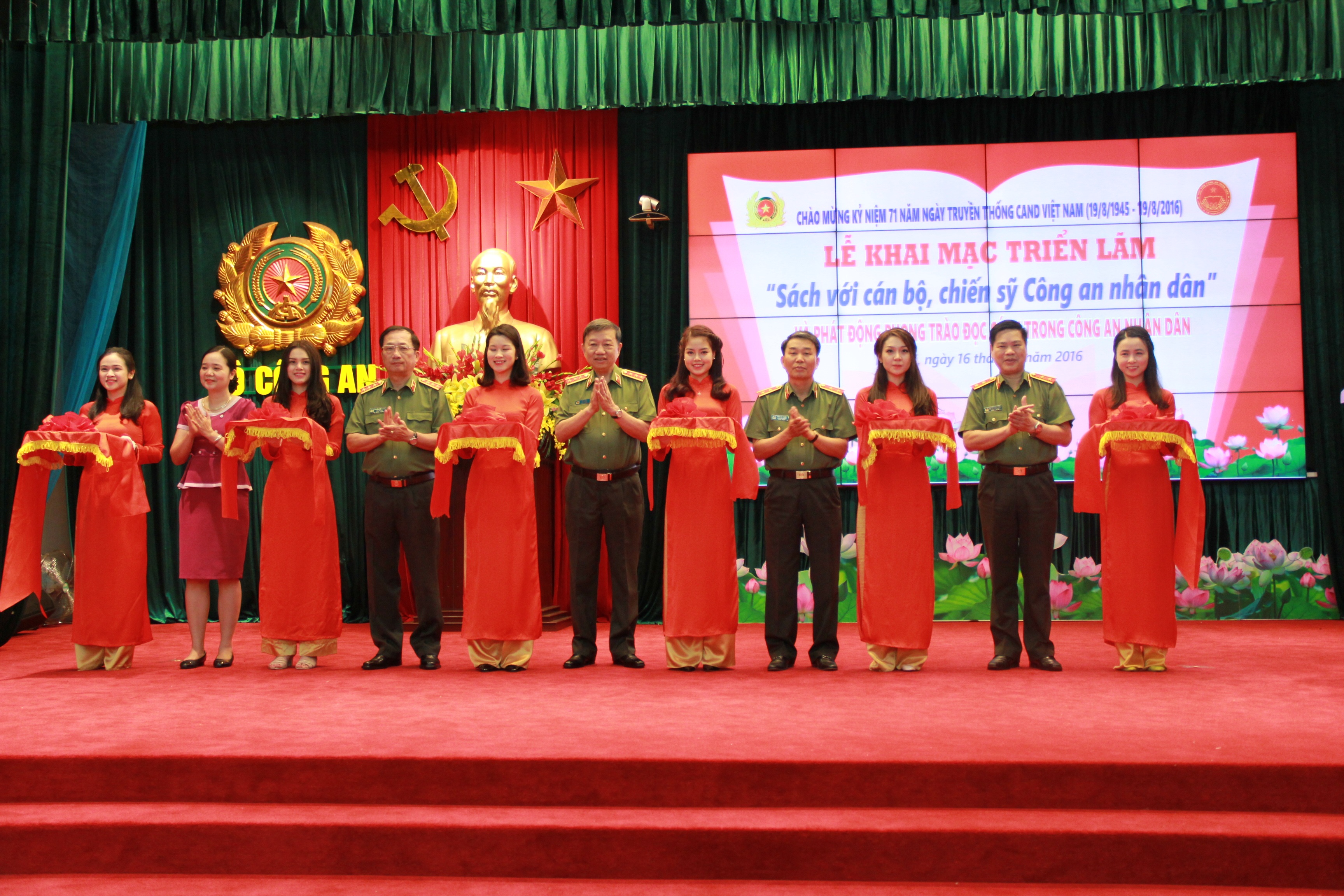 Bộ trưởng Tô Lâm (giữa) cắt băng khai mạc Triển lãm...