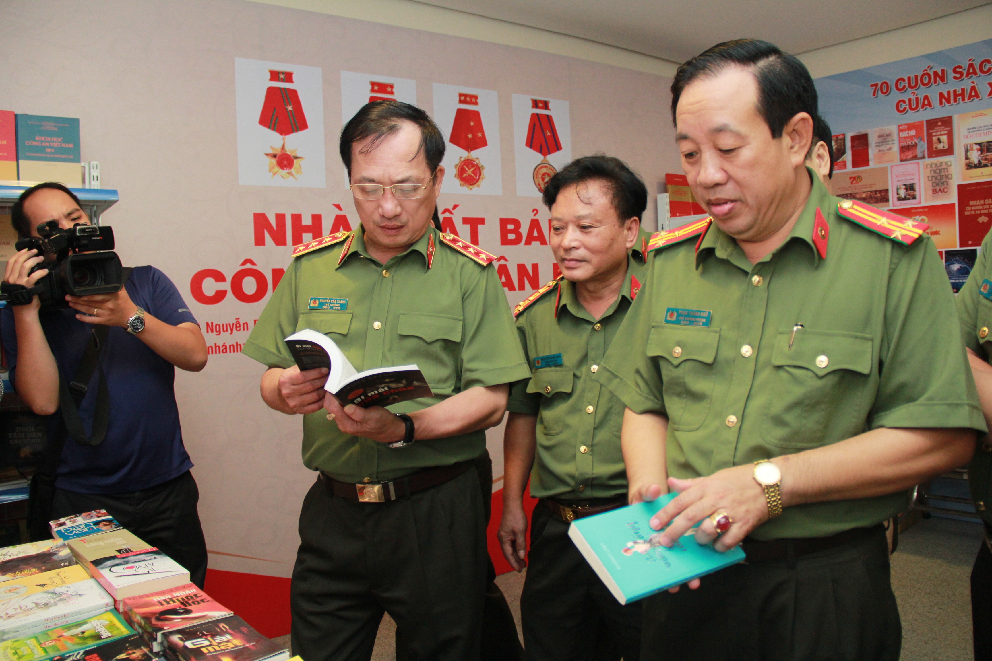 Bộ trưởng Bộ Công an: Cán bộ, chiến sĩ cần rèn thói quen đọc sách - 3