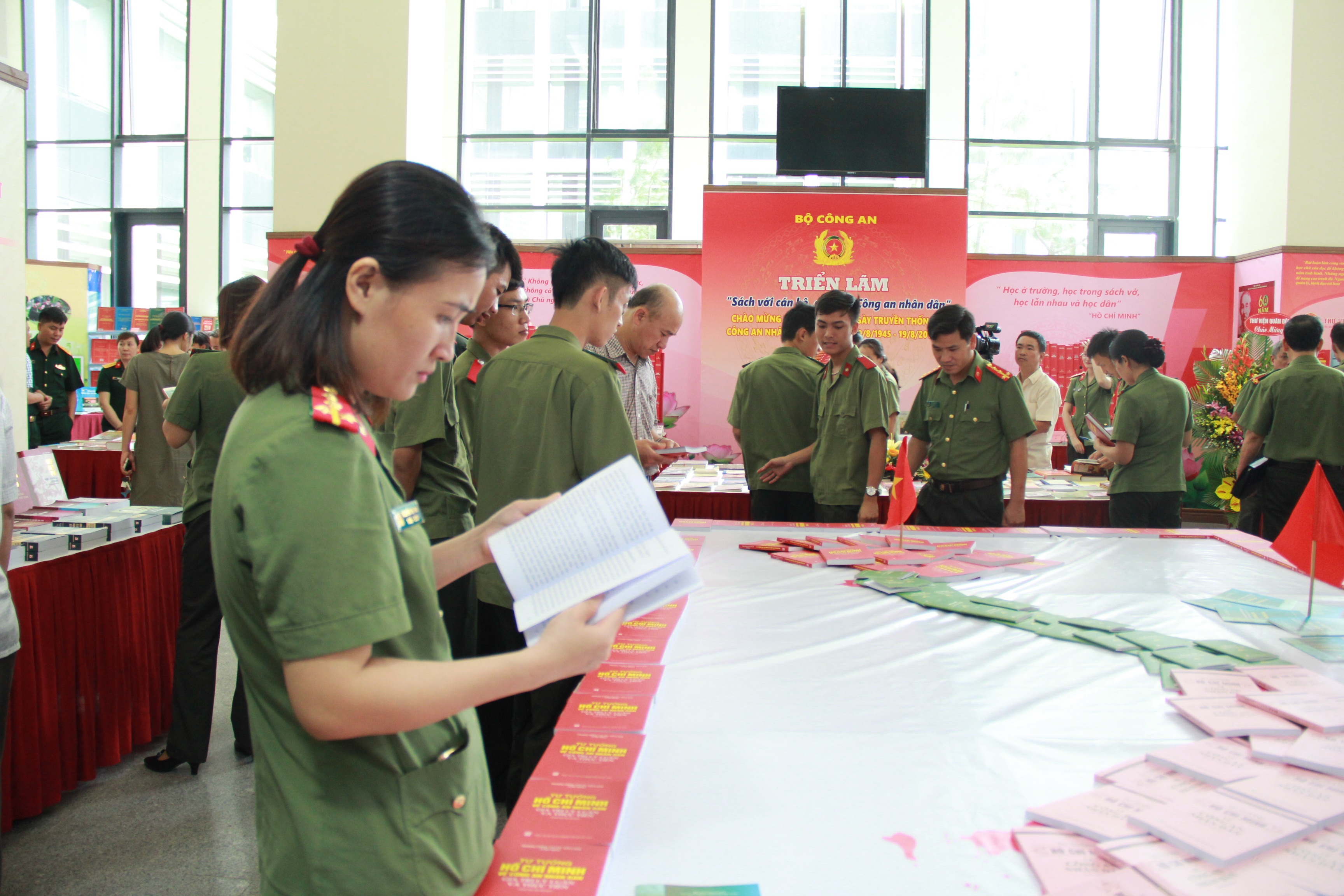 Bộ trưởng Bộ Công an: Cán bộ, chiến sĩ cần rèn thói quen đọc sách - 4