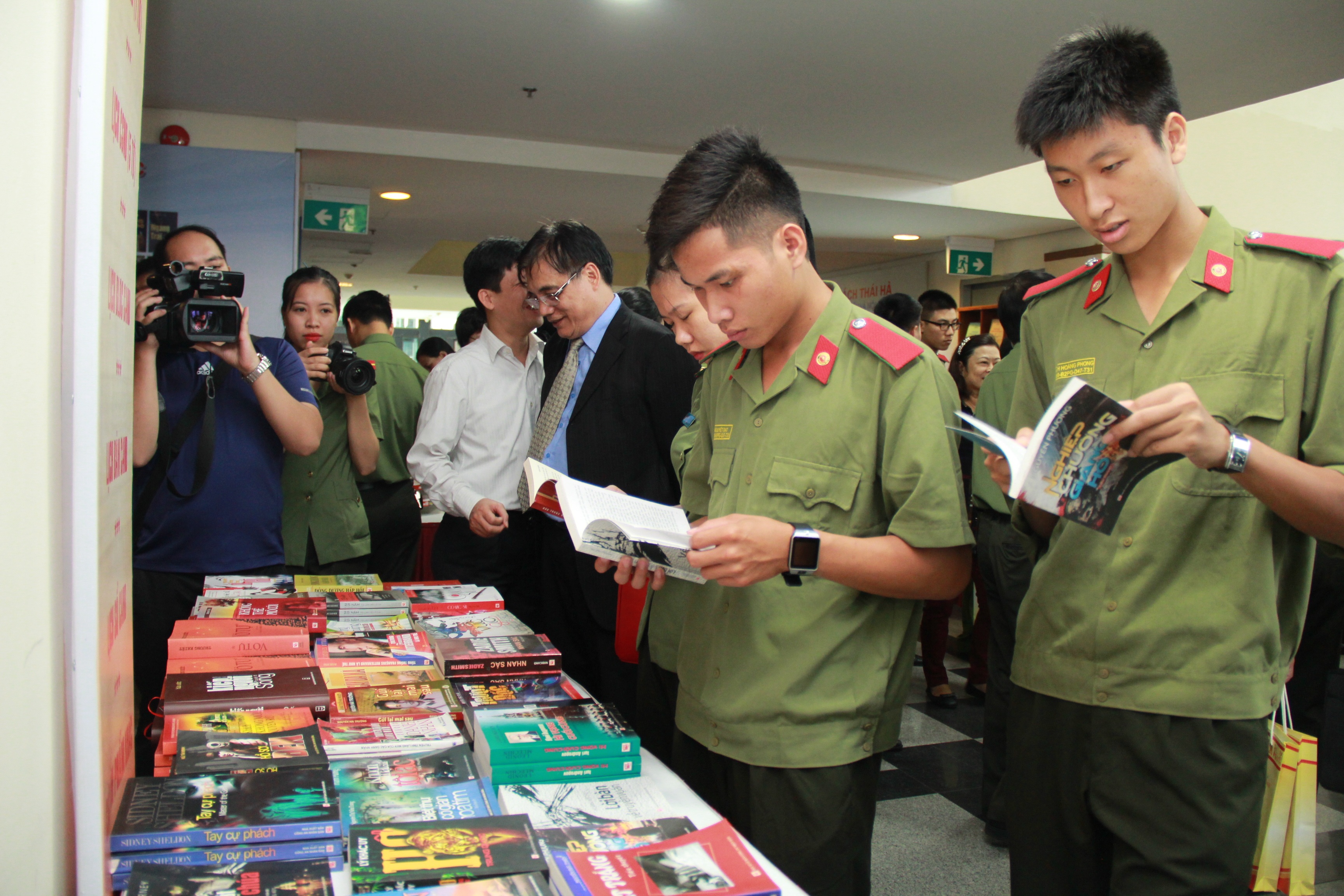 Cán bộ, chiến sĩ xem những cuốn sách được trưng bày tại triển lãm.
