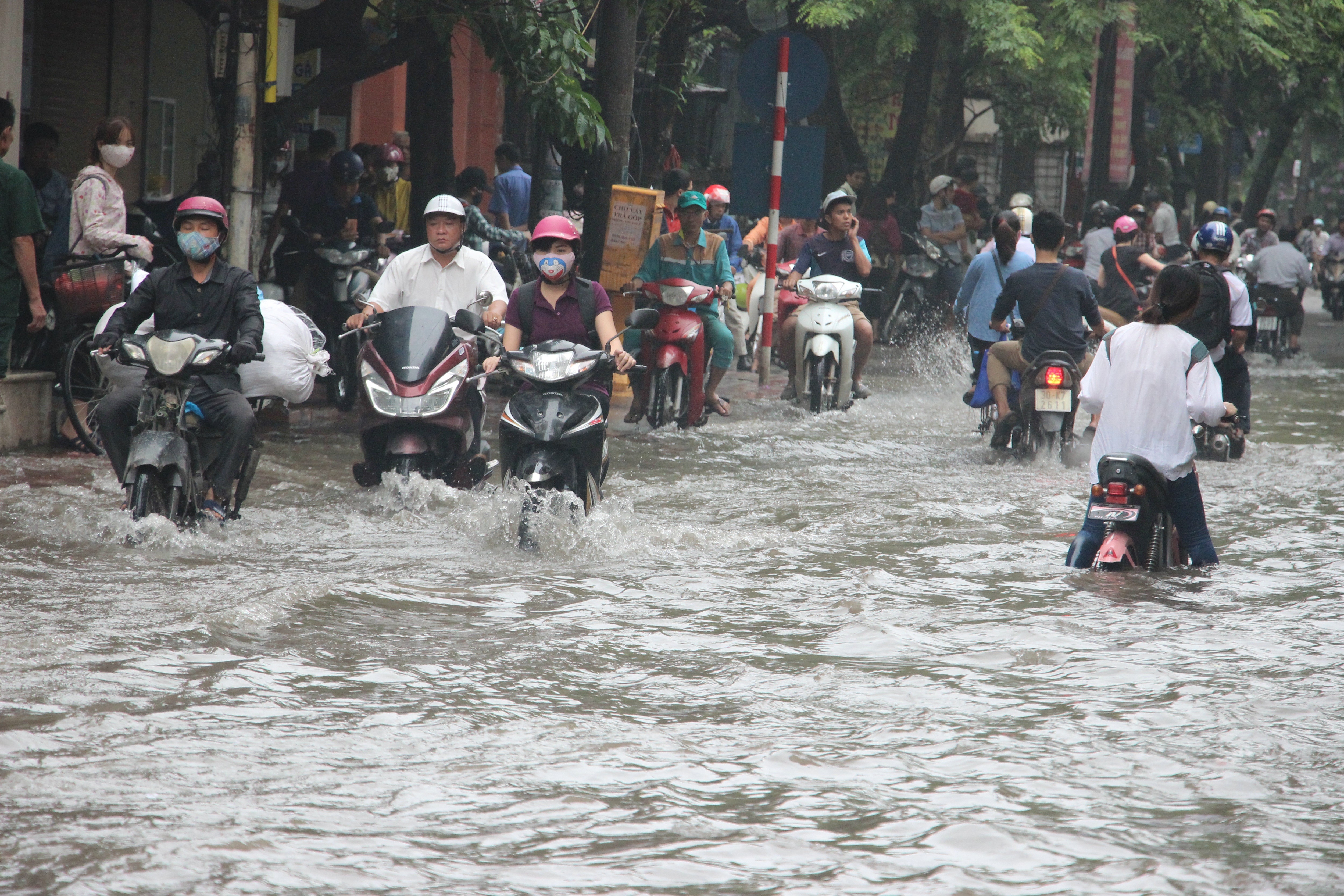 Bão số 3 khi vào liền sẽ gây mưa lớn, gió mạnh ở Hà Nội.