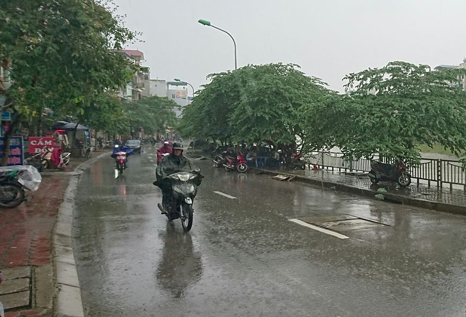 Chiều nay Hà Nội có mưa lớn kéo dài - 1
Suốt từ sáng nay, Hà Nội đã có mưa to rải rác. (ảnh chụp lúc 11h20 sáng 19/8 tại quận Thanh Xuân).