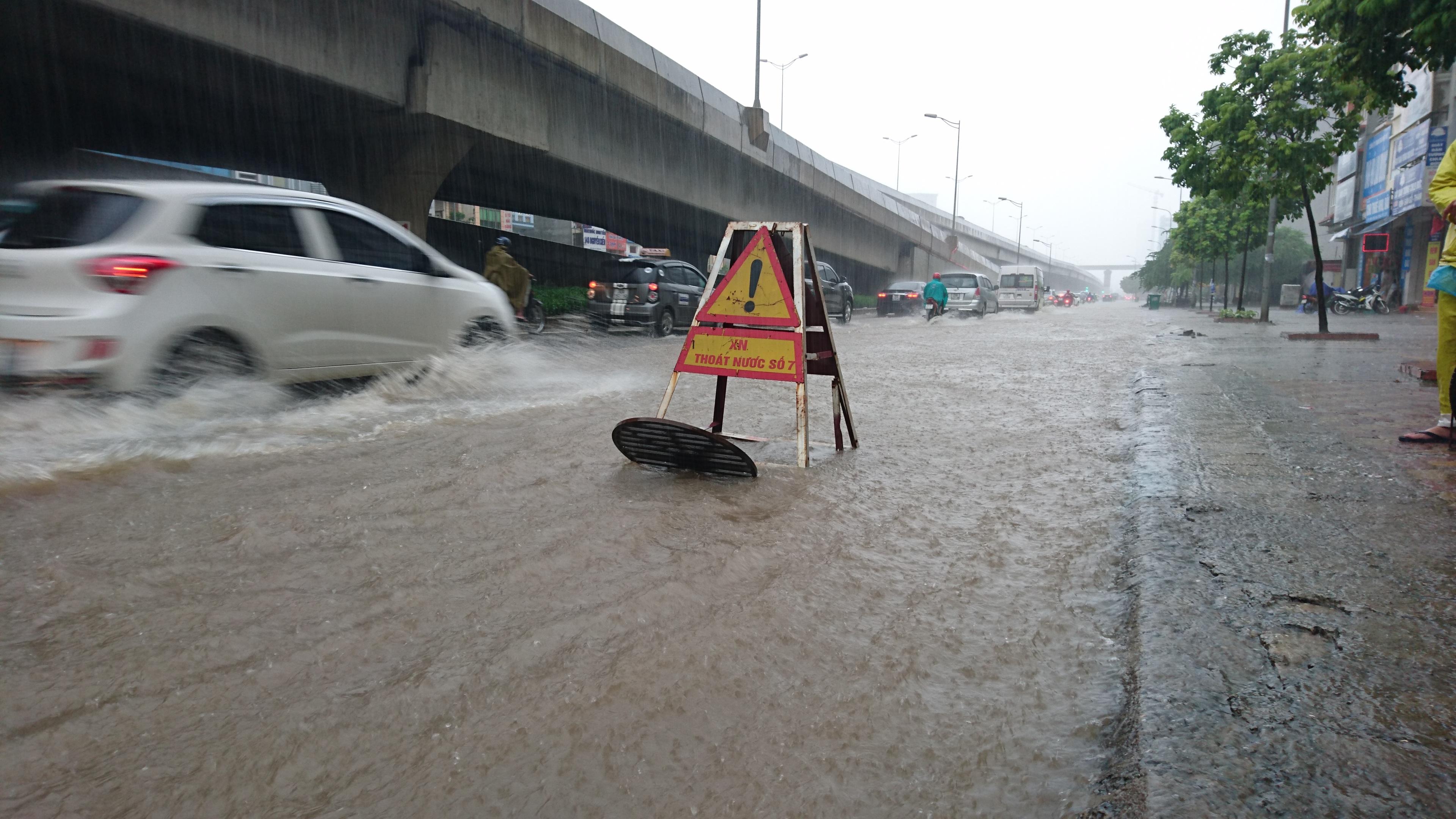 
Đường Nguyễn Xiển.
