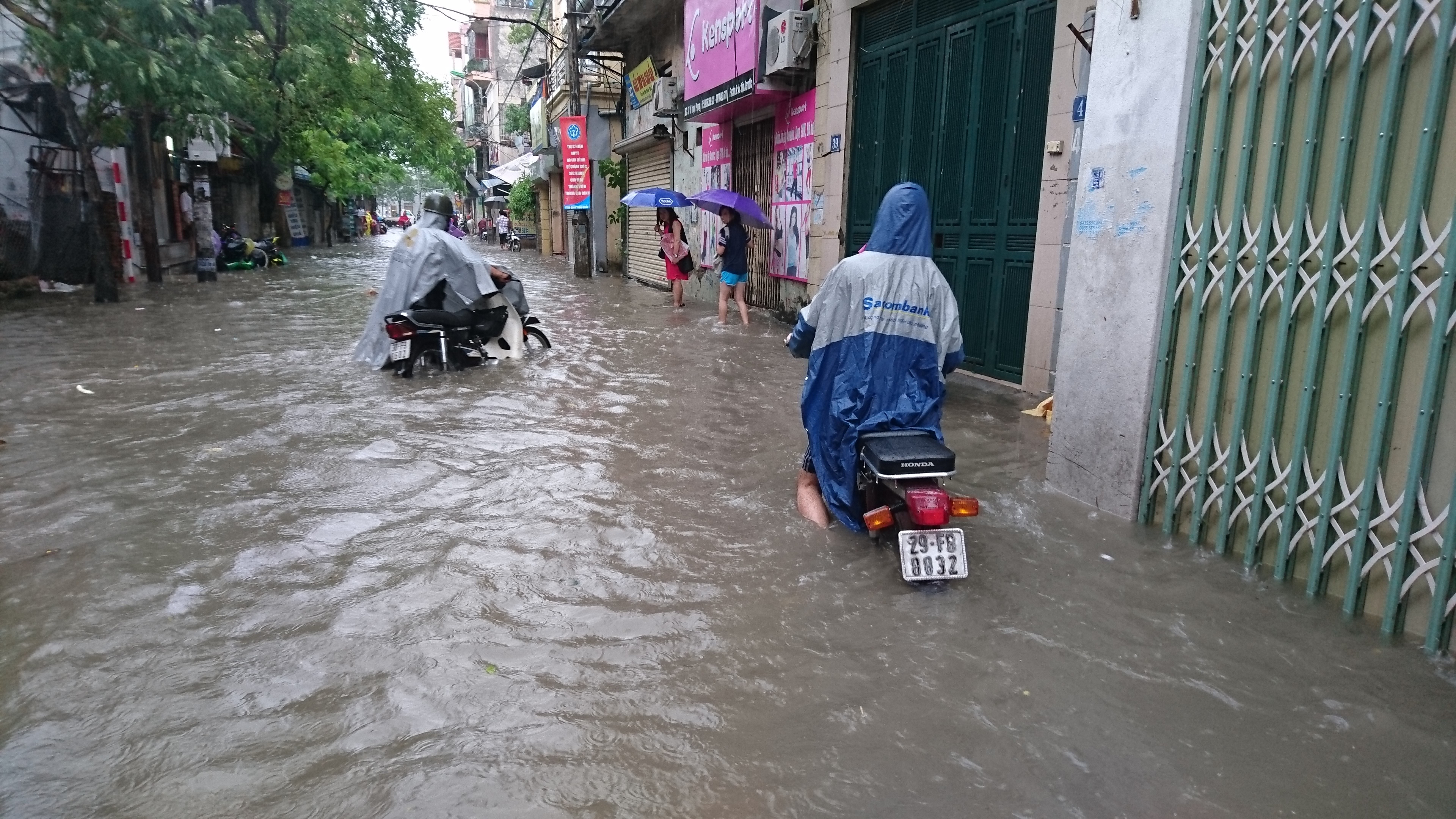 
Chật vật trở về nhà trong mưa bão.
