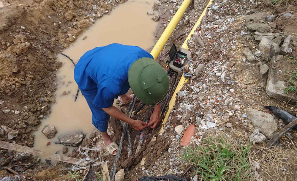 Hà Nội: Đơn vị thi công “đường cong mềm mại” làm vỡ ống nước sạch? - 7 Người thợ sửa chữa mạng dây viễn thông này cho biết, mặc dù đã có người ra trông coi đề phòng đơn vị thi công làm hỏng hệ thống dây, nhưng vẫn không tránh khỏi sự cố.