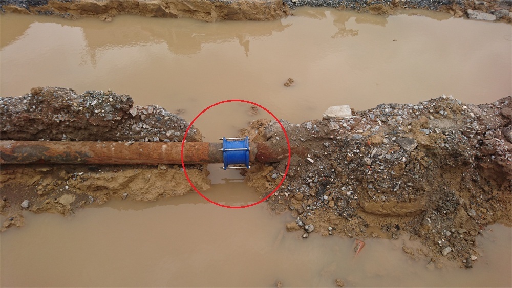 Hà Nội: Đơn vị thi công “đường cong mềm mại” làm vỡ ống nước sạch? - 2
Một điểm vỡ tại số 105 đường Trường Chinh xảy ra cùng thời điểm trên nhưng đã được sửa chữa bằng thiết bị nối (măng sông).
