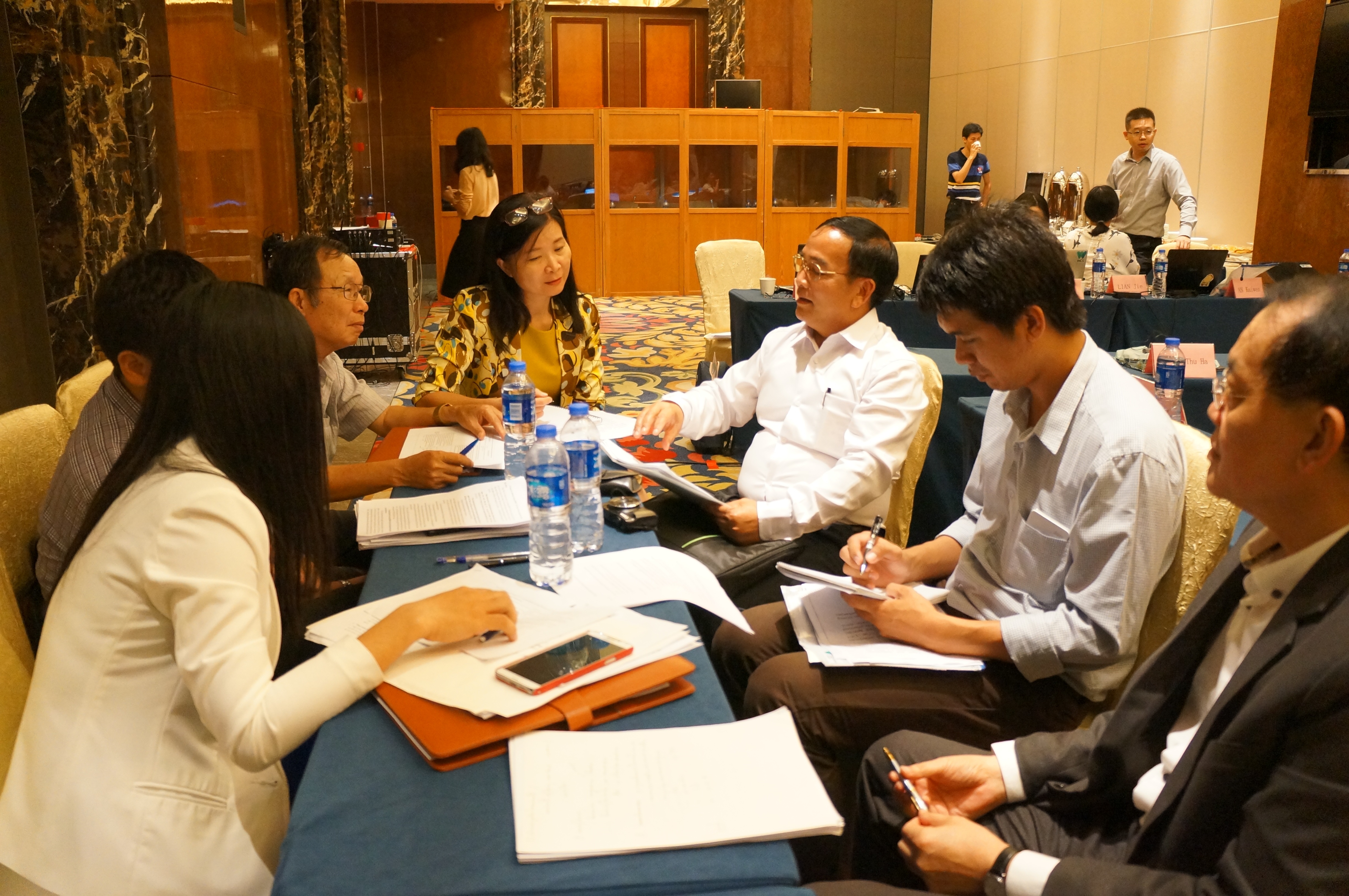Việt Nam, Lào và Trung Quốc hợp tác chống buôn bán động vật hoang dã - 2 Thảo luận cơ chế hợp tác song phương giữa các đại biểu của Việt Nam và Lào.