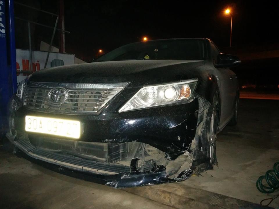 Hà Nội: Xe Camry bỏ chạy sau khi gây tai nạn, tài xế bị vây đánh - 1
Xe ô tô Camry bị móp méo phần đầu xe.