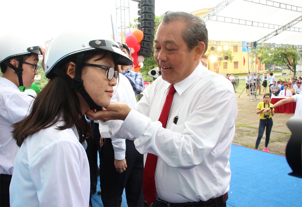 Phó Thủ tướng đội mũ bảo hiểm cho học sinh trong ngày khai giảng - 1 Phó Thủ tướng Thường trực Trương Hòa Bình đội mũ bảo hiểm cho học sinh trường THPT chuyên Nguyễn Trãi (TP Hải Dương, tỉnh Hải Dương).