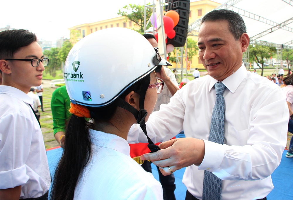 Phó Thủ tướng đội mũ bảo hiểm cho học sinh trong ngày khai giảng - 2 Ông Trương Quang Nghĩa - Bộ trưởng Bộ GTVT đội mũ bảo hiểm cho học sinh trường THPT chuyên Nguyễn Trãi.
