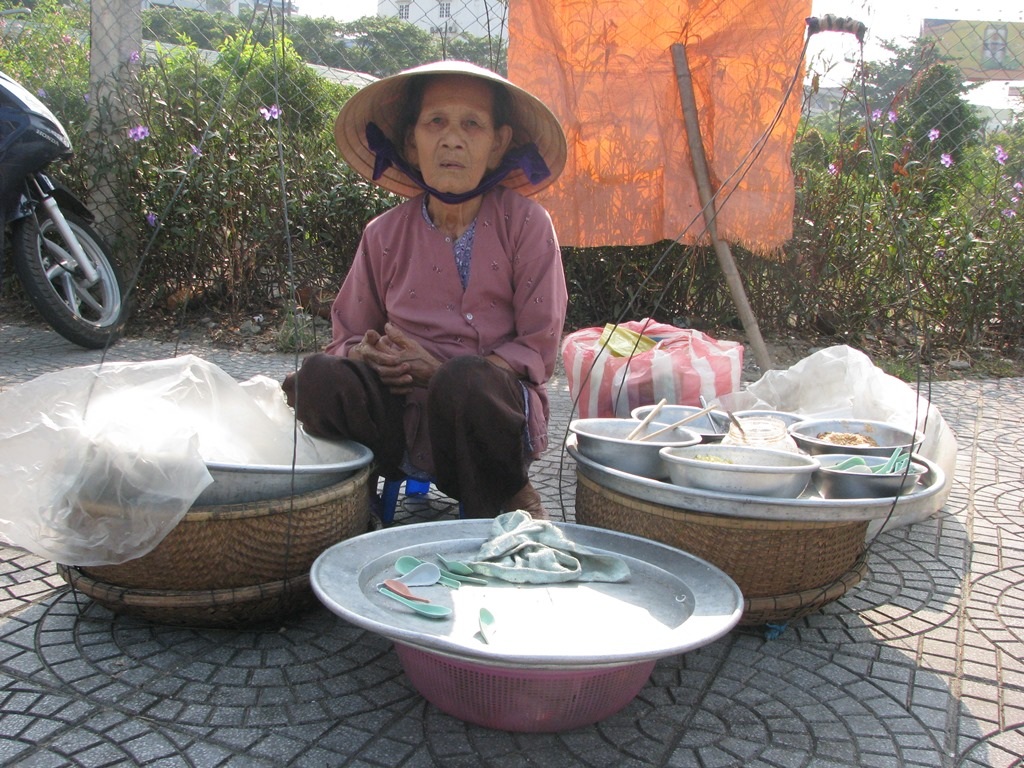 Mỗi ngày, trừ tiền thuê xe xích lô, cụ kiếm được 50 ngàn đồng