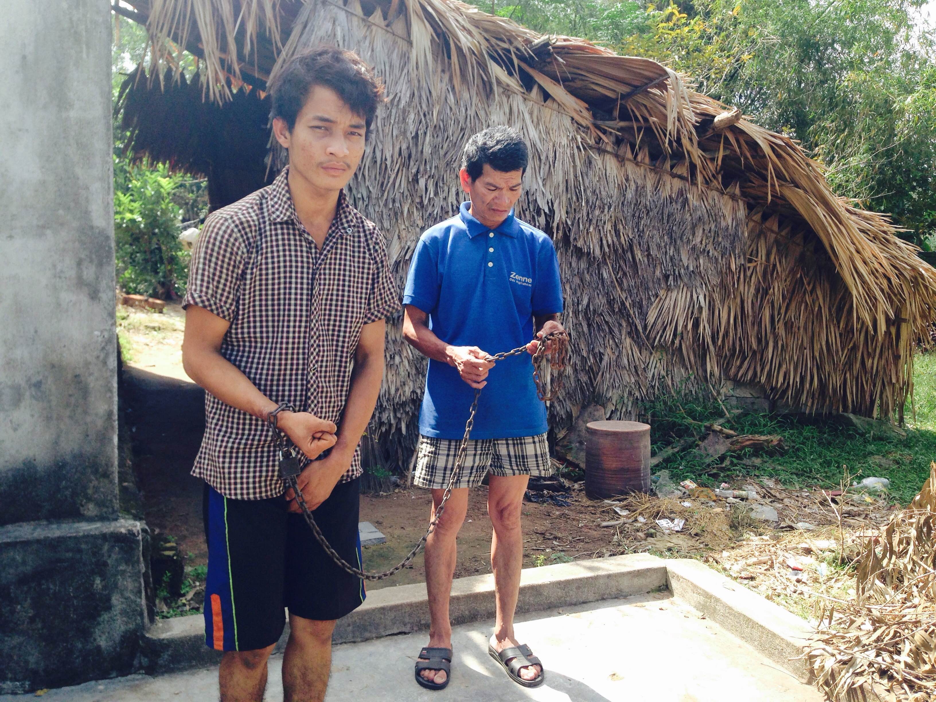 Cứ sáng ra là Lộc An lại đập phá đồ đạc rồi chạy khắp nơi, mỗi lần như thế ông Hoàn lại nhờ cậy hàng xóm đi tìm