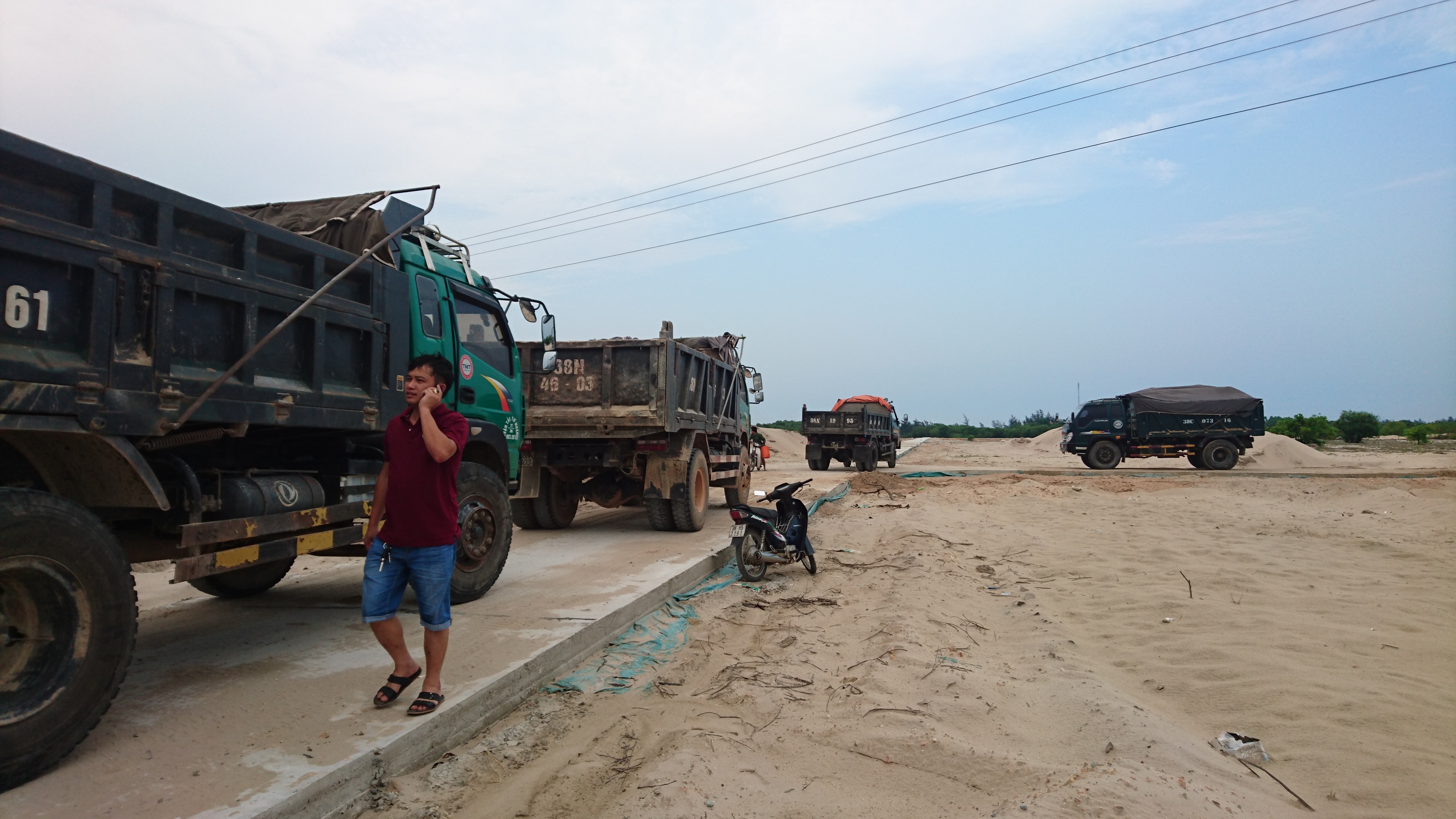 Hàng chục xe tải nối đuôi nhau vào xúc cát lậu.