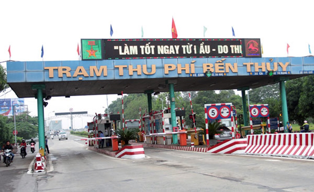 130 km 3 trạm BOT: Dân gồng mình trả phí - 1
Trạm thu phí cầu Bến Thủy cũ con đường dẫn vào thành phố Vinh với mức phí 45 ngàn đồng/lượt áp dụng cho xe dưới 10 chỗ ngồi .
