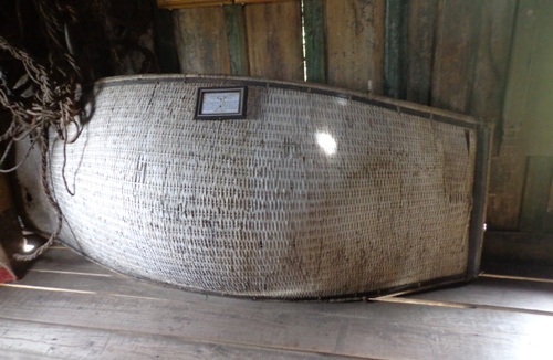 chiec-long-che-mua-nang-trong-khi-di-san-voi-b3d8e