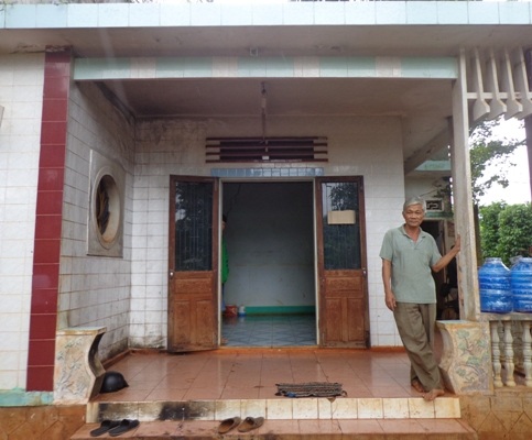 Ngôi nhà bị ném “bom xăng” phóng hỏa giữa đêm khuya