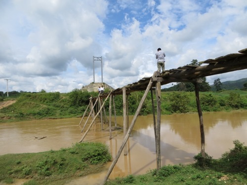 
Để vào được thôn Noh Prông dạy học, giáo viên phải vượt qua cây cầu tạm thô sơ.
