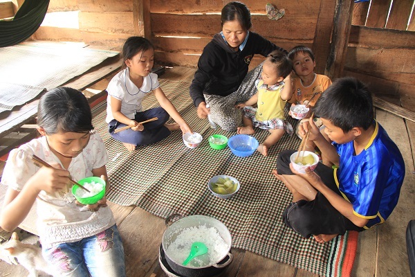 Bữa cơm chỉ có cơm trắng với rau bí