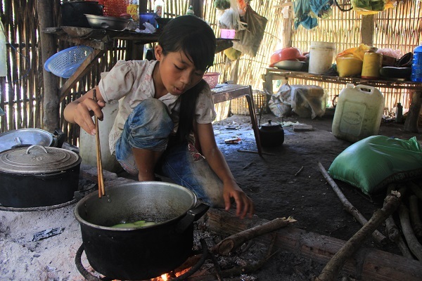 Phụ mẹ nấu cơm cho các em