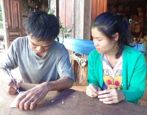 Xúc động “tình yêu không lời” của đôi vợ chồng trẻ - 1 Cuộc trò chuyện của anh chị với người khác phải thông qua trang giấy