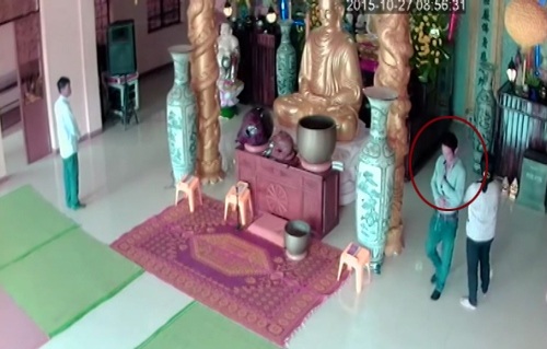 Đi xe ô tô vào chùa ăn trộm tiền công đức - 2 Đối tượng trộm tiền liền giấu vào áo (ảnh cắt từ cip)