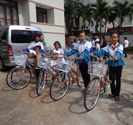 Trao hơn 300 chiếc xe đạp và xe lăn cho trẻ em có hoàn cảnh khó khăn - 2 Niềm vui của học sinh nghèo khi được nhận xe đạp