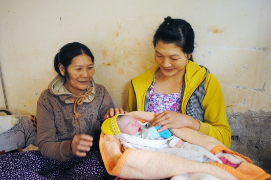 Sản phụ đẻ rơi trong nhà vệ sinh chợ huyện - 1 Niềm vui của chị Hương khi sinh con mẹ tròn con vuông