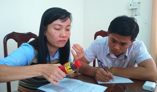 Dân gửi chai Dr.Thanh có vật thể lạ đến Chi cục Quản lý thị trường - 2 Cán bộ Chi cục Quản lý thị trường tỉnh Đắk Lắk tiến hành niêm phong chai Dr.Thanh để kiểm tra.