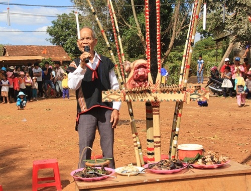 Tưng bừng Lễ hội Mừng lúa mới của người Xê đăng trên Tây Nguyên - 1 Già làng dâng lên lời cảm tạ thần linh
