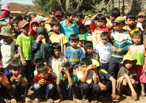 Tưng bừng Lễ hội Mừng lúa mới của người Xê đăng trên Tây Nguyên - 8
Trẻ em nô nức xem Lễ Mừng lúa mới