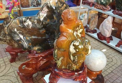 "Dân chơi" phố núi bỏ hàng chục triệu đồng mua lan rừng, đá quý chơi Tết - 8 Đá quý hình khỉ