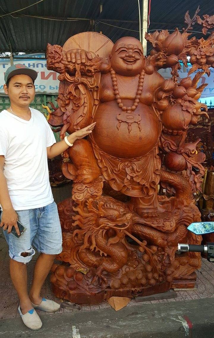 "Dân chơi" phố núi bỏ hàng chục triệu đồng mua lan rừng, đá quý chơi Tết - 4
Tượng Phật Di Lặc đứng rồng bằng gỗ hương giá 275 triệu đồng.