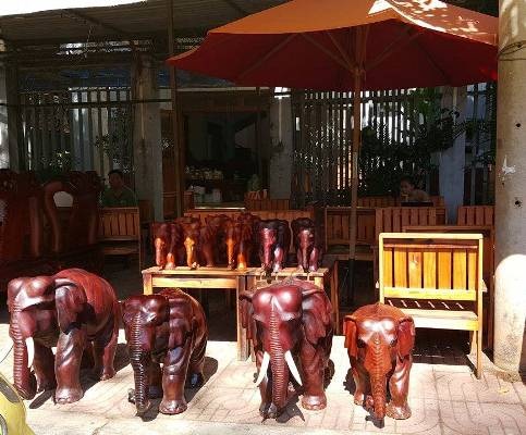 "Dân chơi" phố núi bỏ hàng chục triệu đồng mua lan rừng, đá quý chơi Tết - 6
Voi Tây Nguyên bằng gỗ