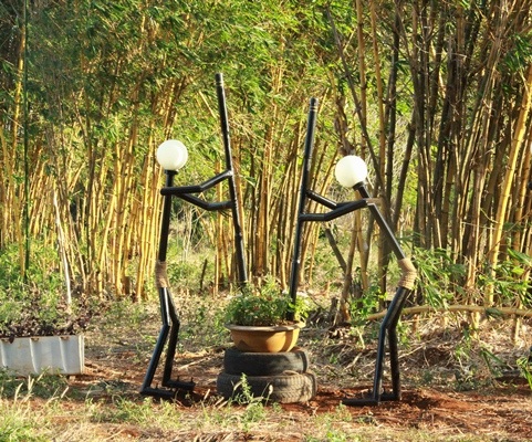 Công viên hút khách bởi những mô hình làm từ... lốp xe, dây điện - 14 Mô hình người giã gạo làm từ sắt và bóng đèn cũ