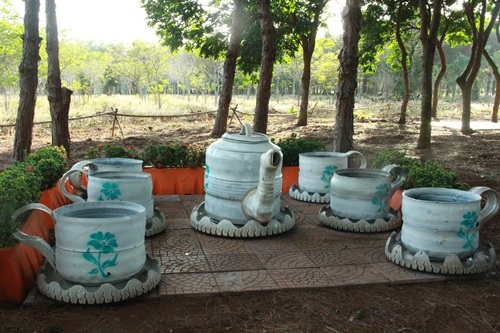 Công viên hút khách bởi những mô hình làm từ... lốp xe, dây điện - 13 Tách trà làm bằng lốp xe tải