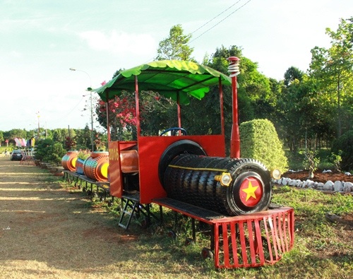 Công viên hút khách bởi những mô hình làm từ... lốp xe, dây điện - 2 Đoàn tàu làm từ đồ tái chế