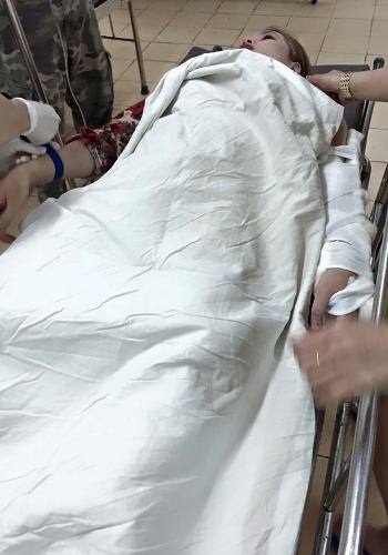 Thiếu nữ bị rạch túi xách, cắt đứt 4 gân tay - 1
Chị Trang lúc vừa nhập viện cấp cứu (ảnh gia đình nạn nhân cung cấp)
