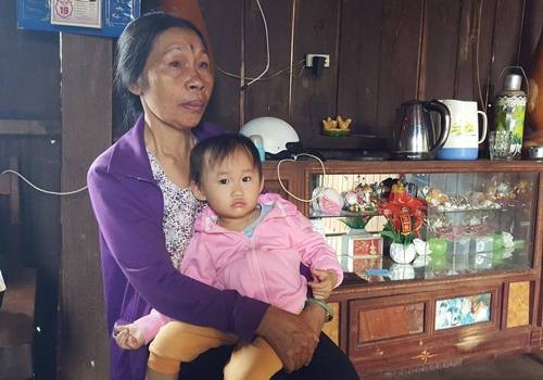 Bà Hoàng Thị Lan – mẹ thầy Trung chỉ biết khóc vì xót thương cho số phận của gia đình con trai