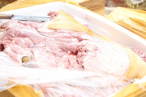Hơn 700kg thịt heo rừng và đà điểu bốc mùi hôi thối trên xe tải - 3 Hơn 700kg thịt đã bốc mùi nồng nặc