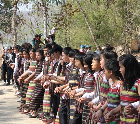 Các chàng trai, cô gái người đồng bào dân tộc nhảy múa mừng lễ hội