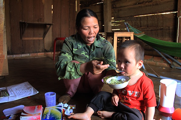 Bữa cơm ăn vội của hai mẹ con chỉ là cơm trắng, vài miếng bầu trộn nước kho cá từ hai ngay trước.
