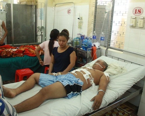 Bị côn đồ đâm trọng thương vì vay nặng lãi không có trả - 1 Anh Tài đang điều trị tại bệnh viện sau khi bị nhóm côn đồ truy sát
