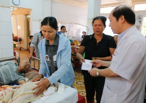 Bị ngăn cấm yêu em gái vợ 13 tuổi, chồng mang xăng đốt cả nhà - 3 Bệnh viện Đa khoa tỉnh Đắk Lắk hỗ trợ cho gia đình bị nạn
