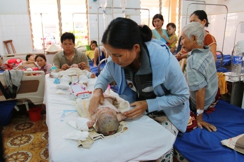 Bị ngăn cấm yêu em gái vợ 13 tuổi, chồng mang xăng đốt cả nhà - 1 Cháu bé 1 tháng tuổi bị lửa thiêu bỏng