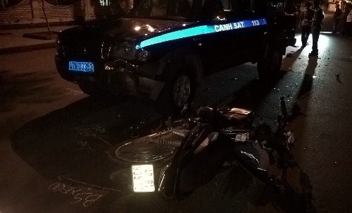 Xe Cảnh sát 113 bị tố chạy lấn làn tông chết người - 1 Hiện trường vụ tai nạn xe Cảnh sát 113 tông vào xe máy (ảnh người dân cung cấp)